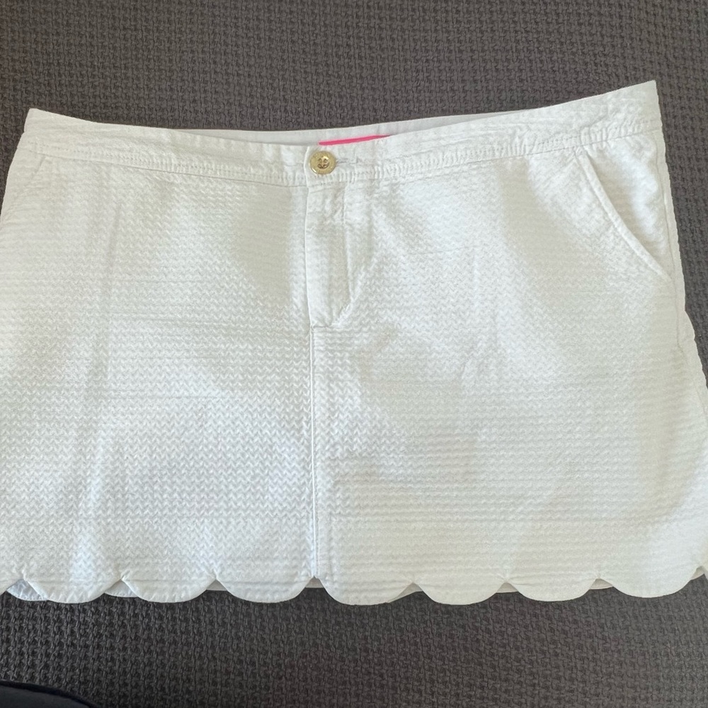 Sweet scalloped white skort (Lilly Pulitzer) perfect for sports/vacation/cruise!